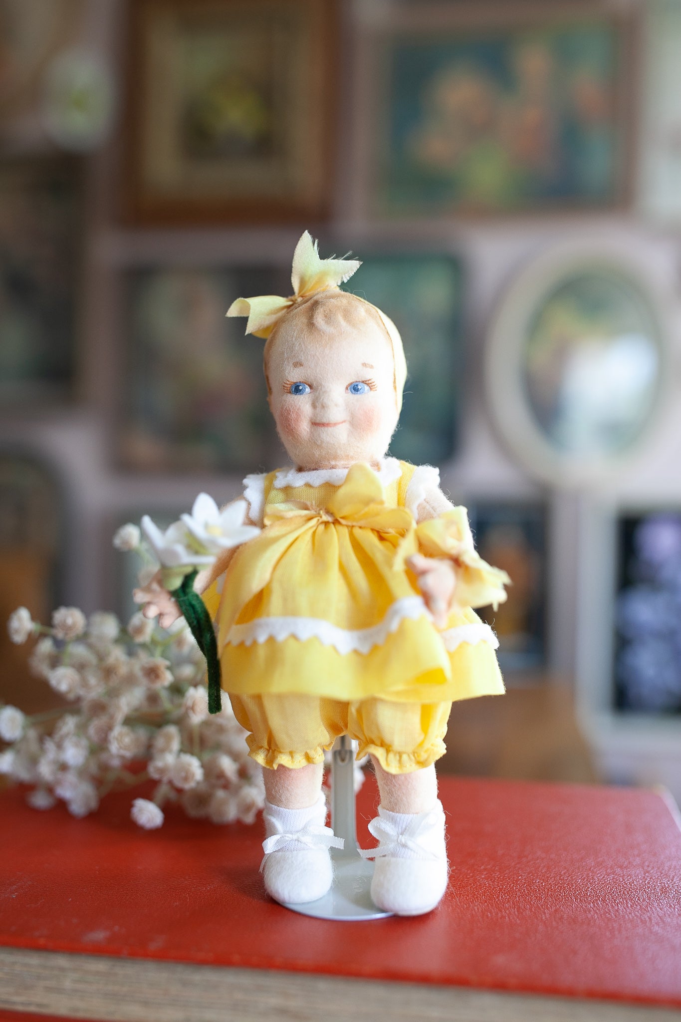 R John Wright Collector Club 2004 Jesco Felt Doll "Sunshine Scootles"