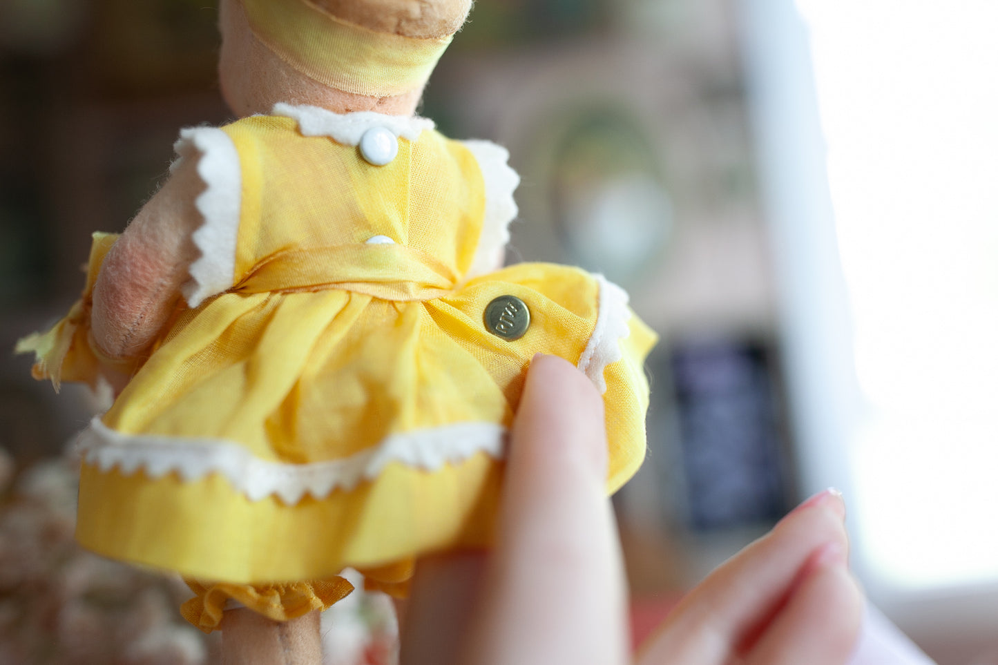 R John Wright Collector Club 2004 Jesco Felt Doll "Sunshine Scootles"