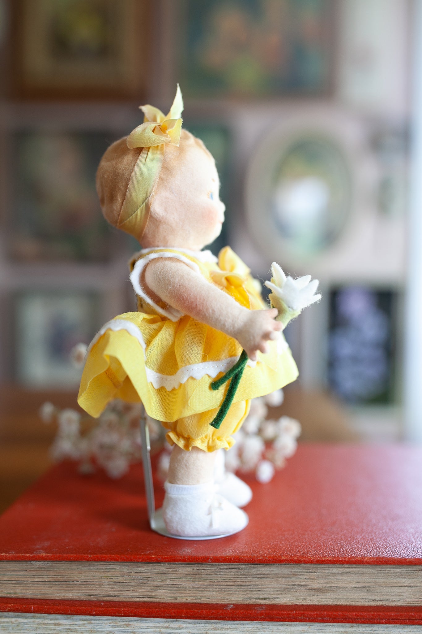 R John Wright Collector Club 2004 Jesco Felt Doll "Sunshine Scootles"