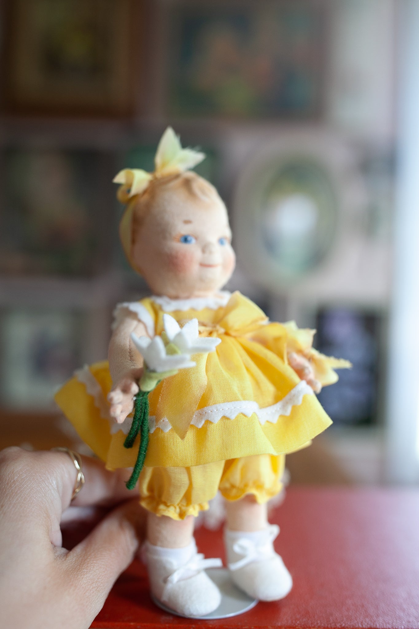 R John Wright Collector Club 2004 Jesco Felt Doll "Sunshine Scootles"