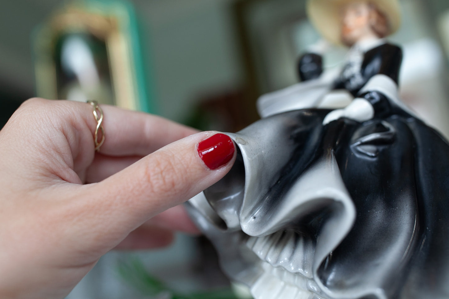 Vintage Napco Lady - Porcelain Figurine - Top o the Hill