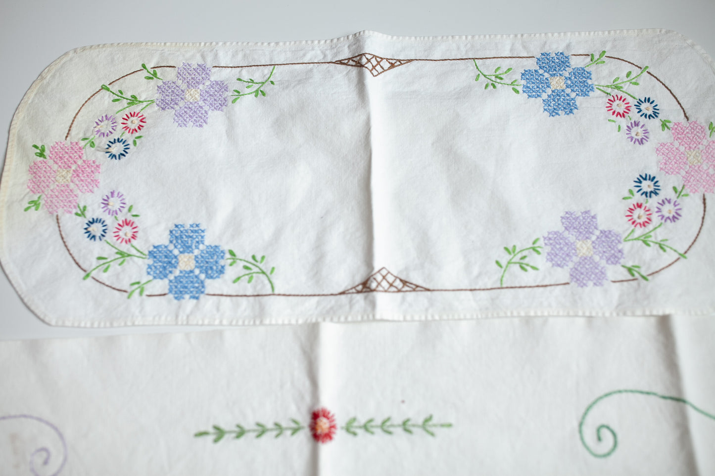Vintage Emroidered Dresser Scarf- Embroidered Fabrics - Vintage Fabrics