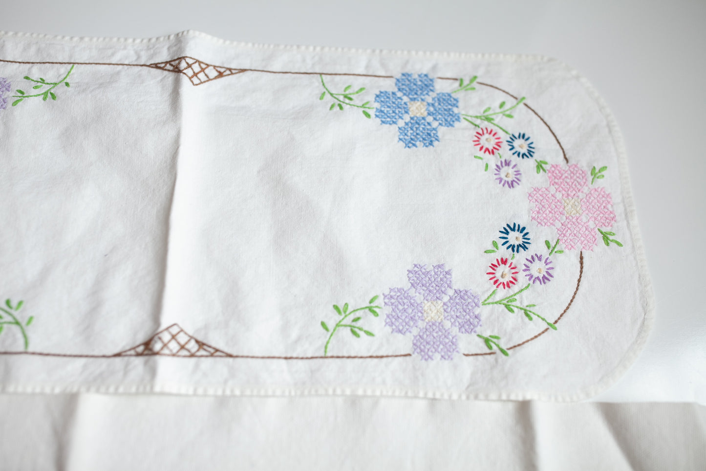 Vintage Emroidered Dresser Scarf- Embroidered Fabrics - Vintage Fabrics