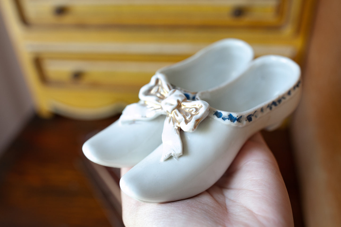 Porcelain shoes -Bow- Vintage shoe statue