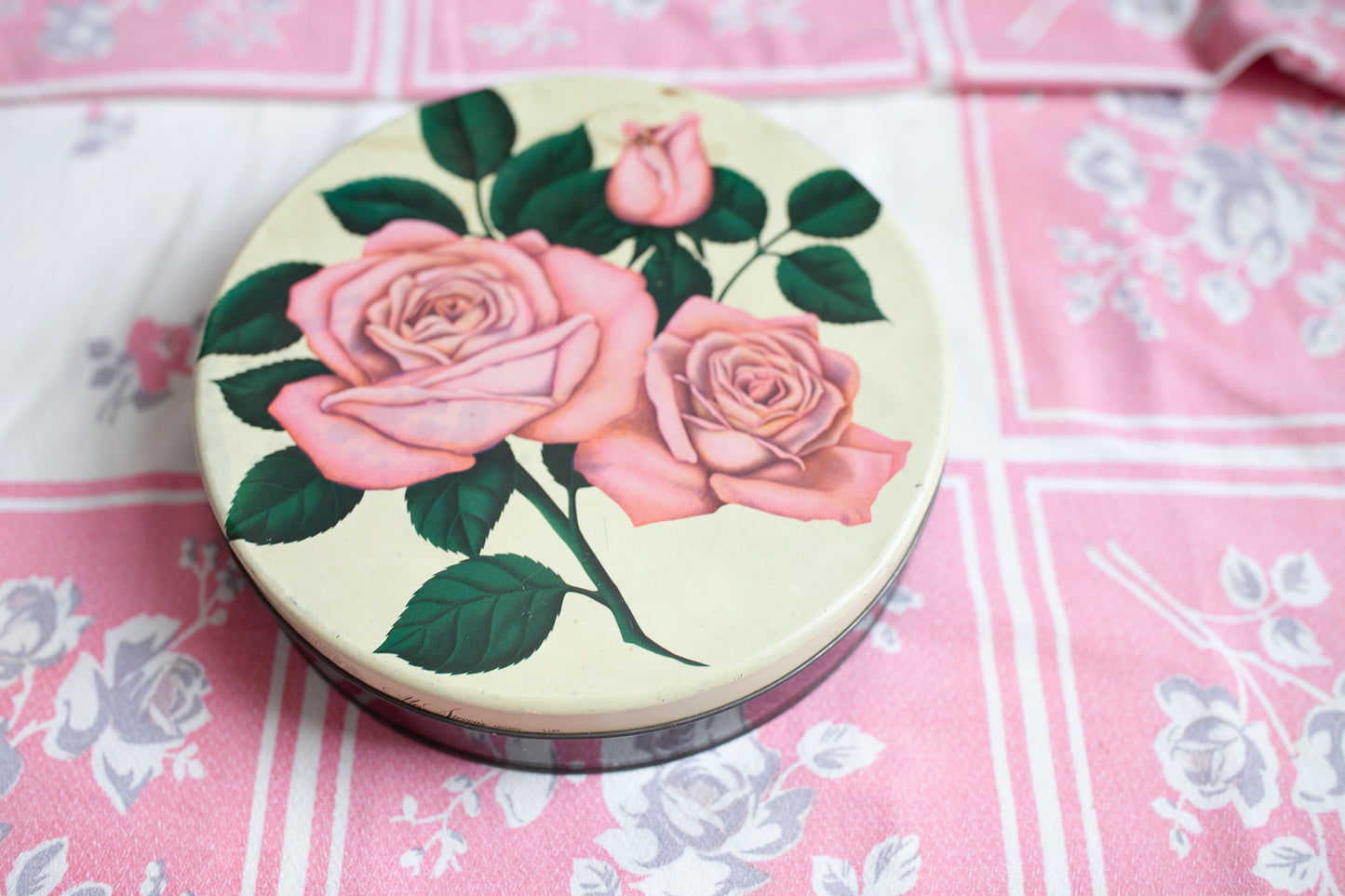 Vintage Tin full of buttons- Vintage Buttons - Pink rose tin