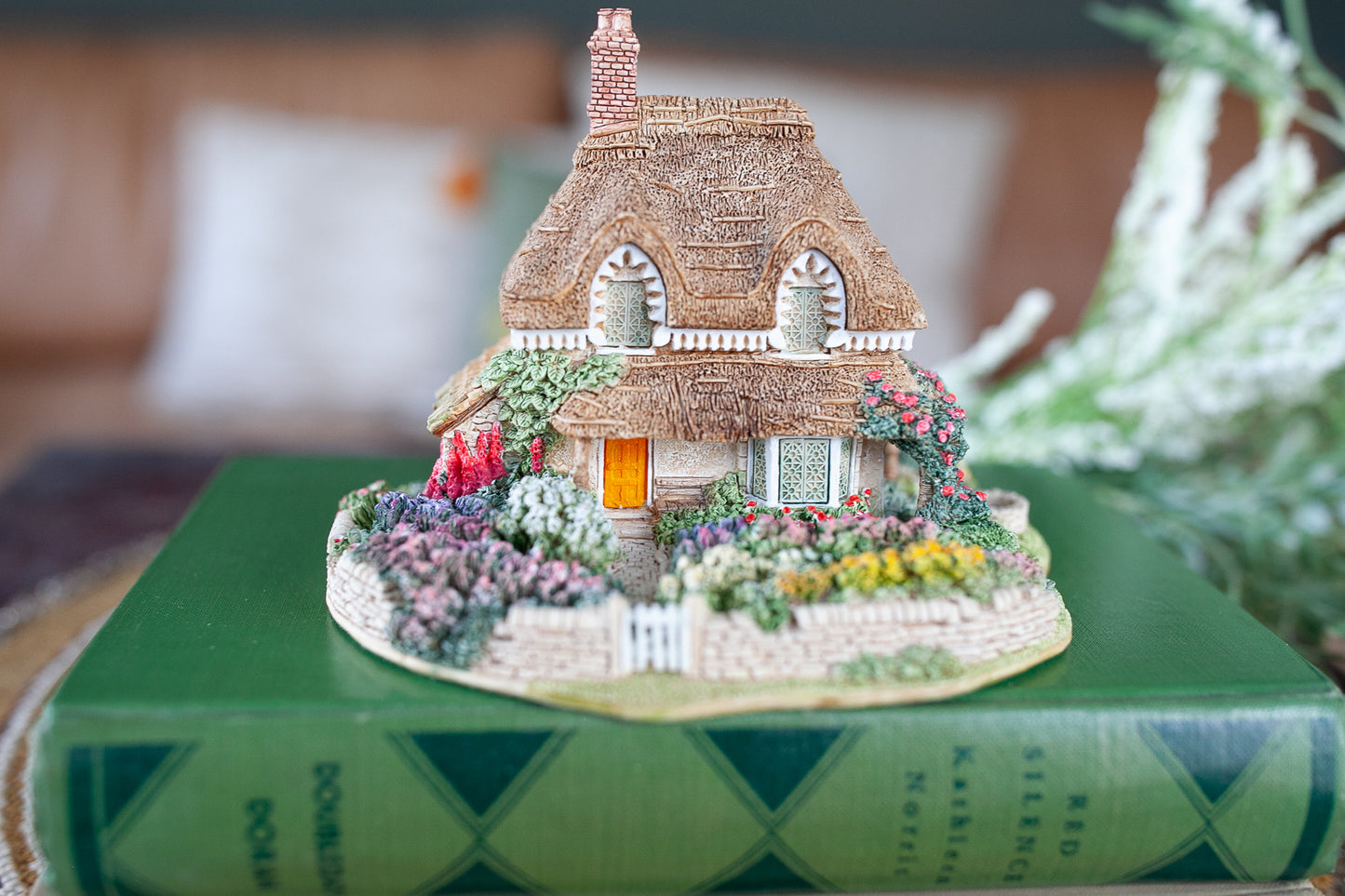 Lilliput Lane -Gertrude's Garden Liliput Lane 1993 Anniversary Cottage Collectible Decor- Cottage- Little House