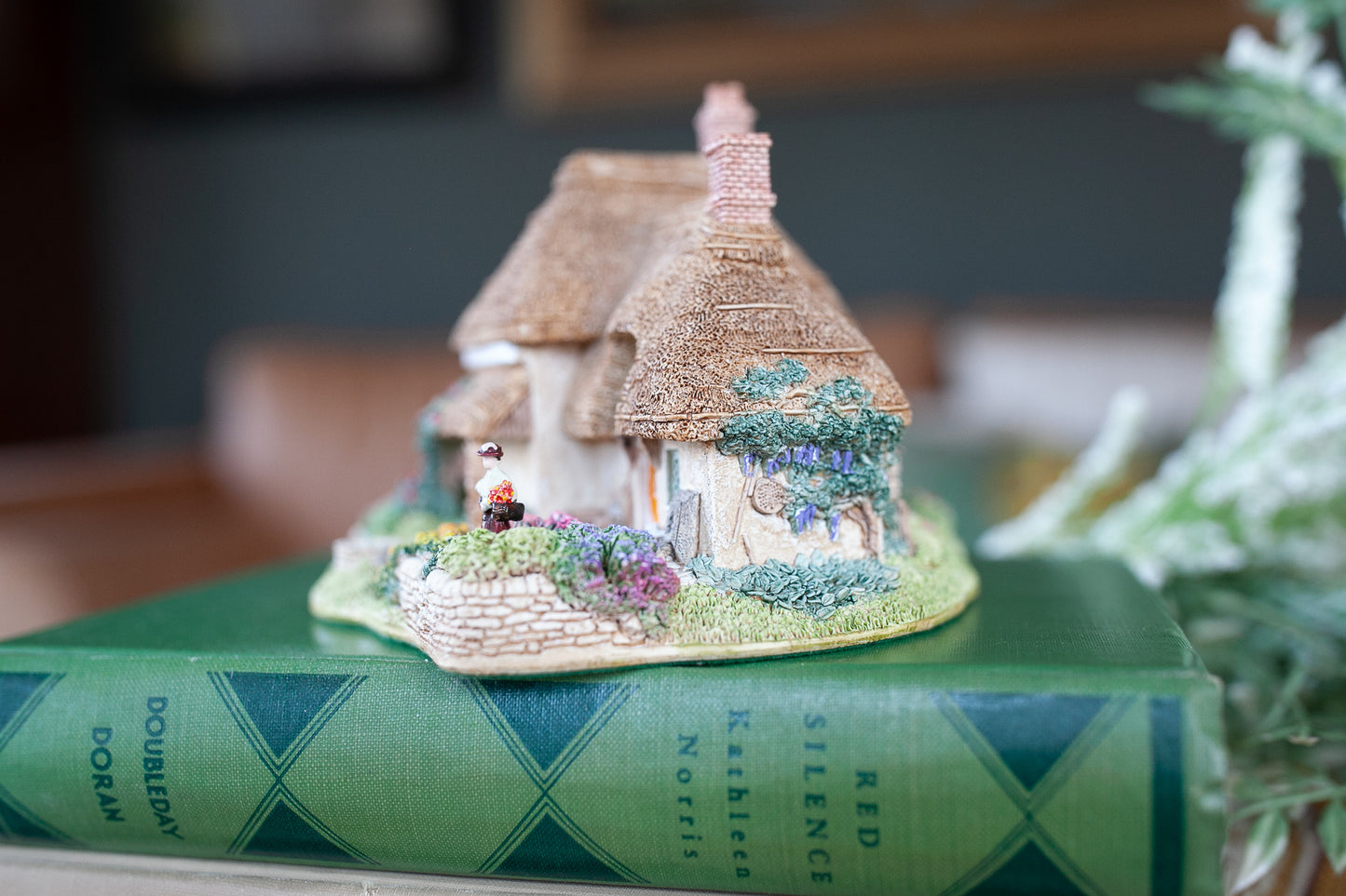 Lilliput Lane -Gertrude's Garden Liliput Lane 1993 Anniversary Cottage Collectible Decor- Cottage- Little House