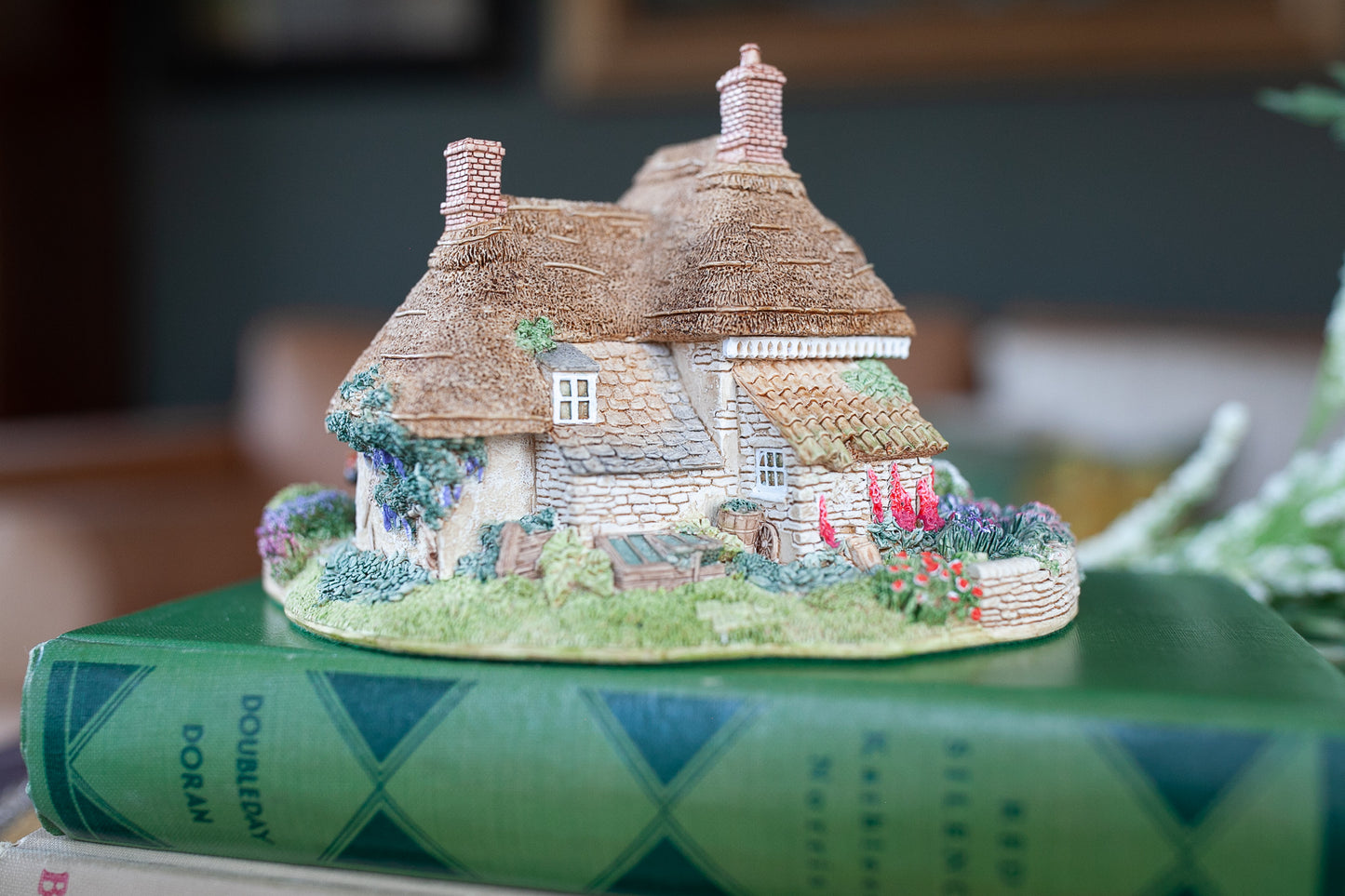 Lilliput Lane -Gertrude's Garden Liliput Lane 1993 Anniversary Cottage Collectible Decor- Cottage- Little House