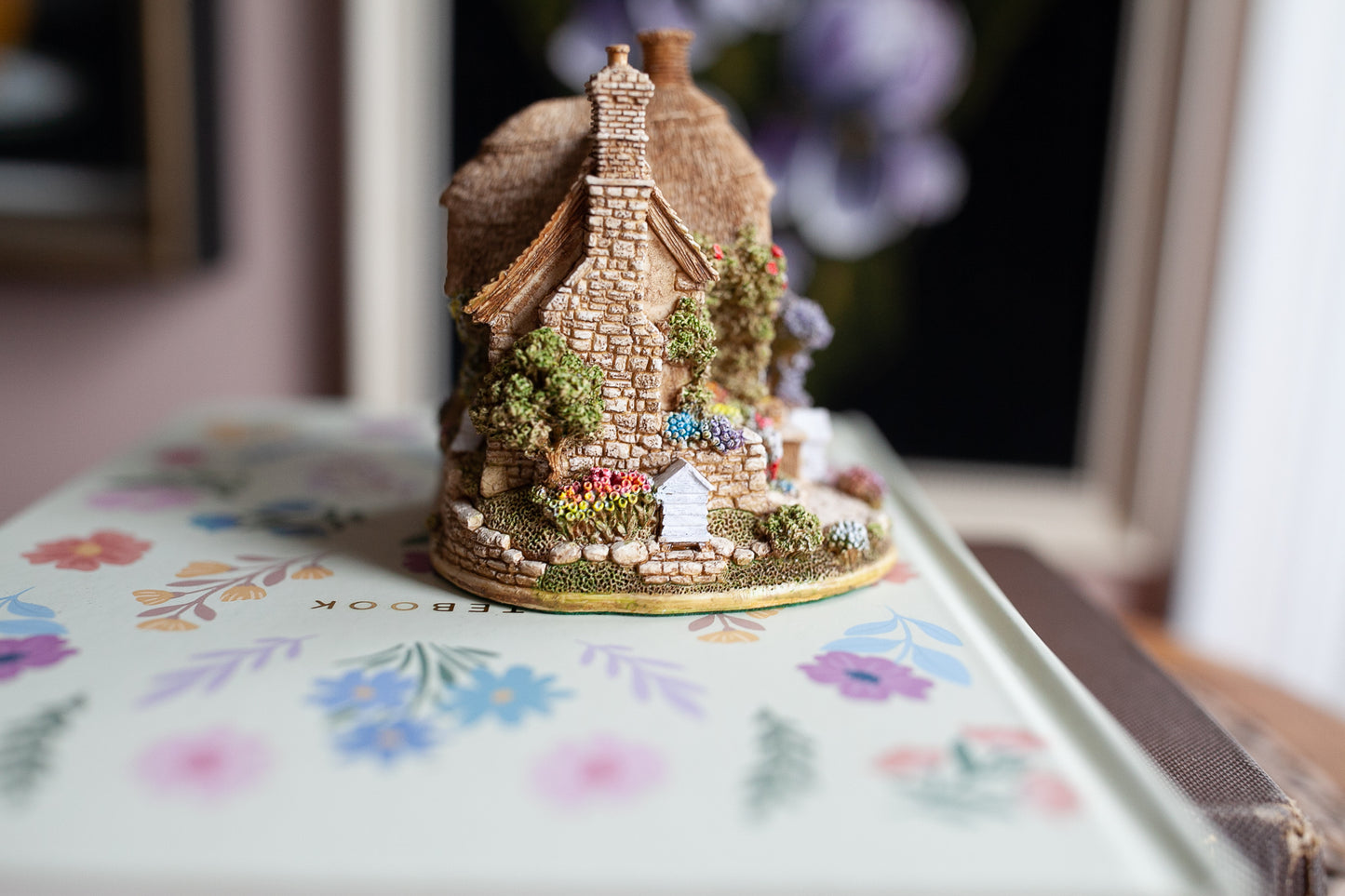 Vintage Lilliput Lane Cottage- Little Bee- 2000- Little house