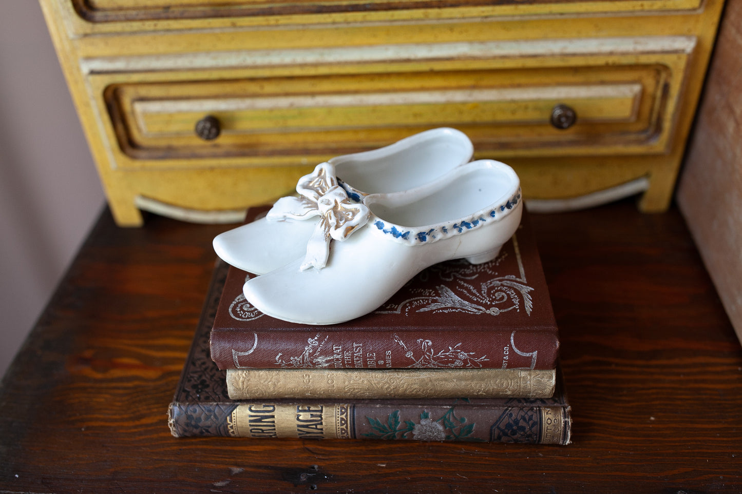 Porcelain shoes -Bow- Vintage shoe statue
