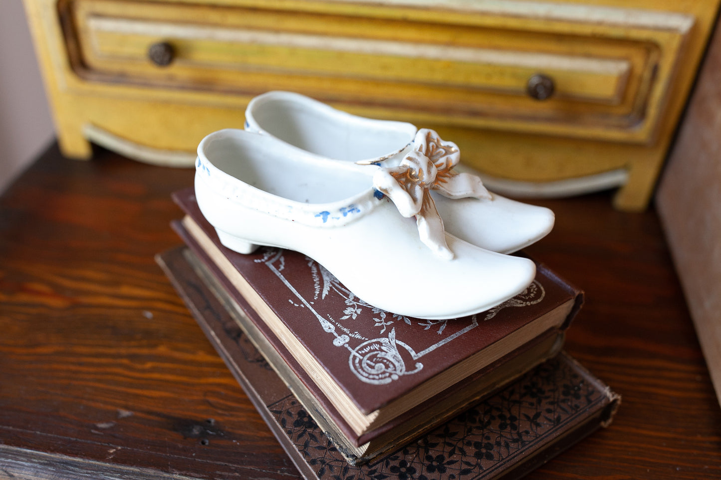 Porcelain shoes -Bow- Vintage shoe statue