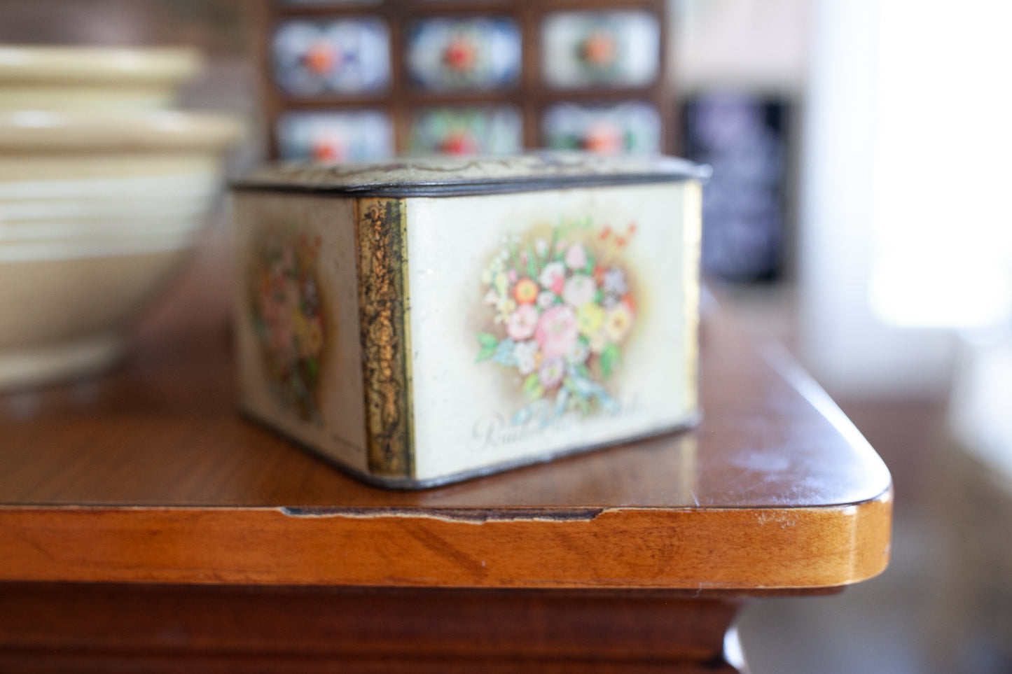 Vintage Powder Box -Floral Tin-Vintage Powder Tin Lander NY Poudre de Toilette Vanity Box,